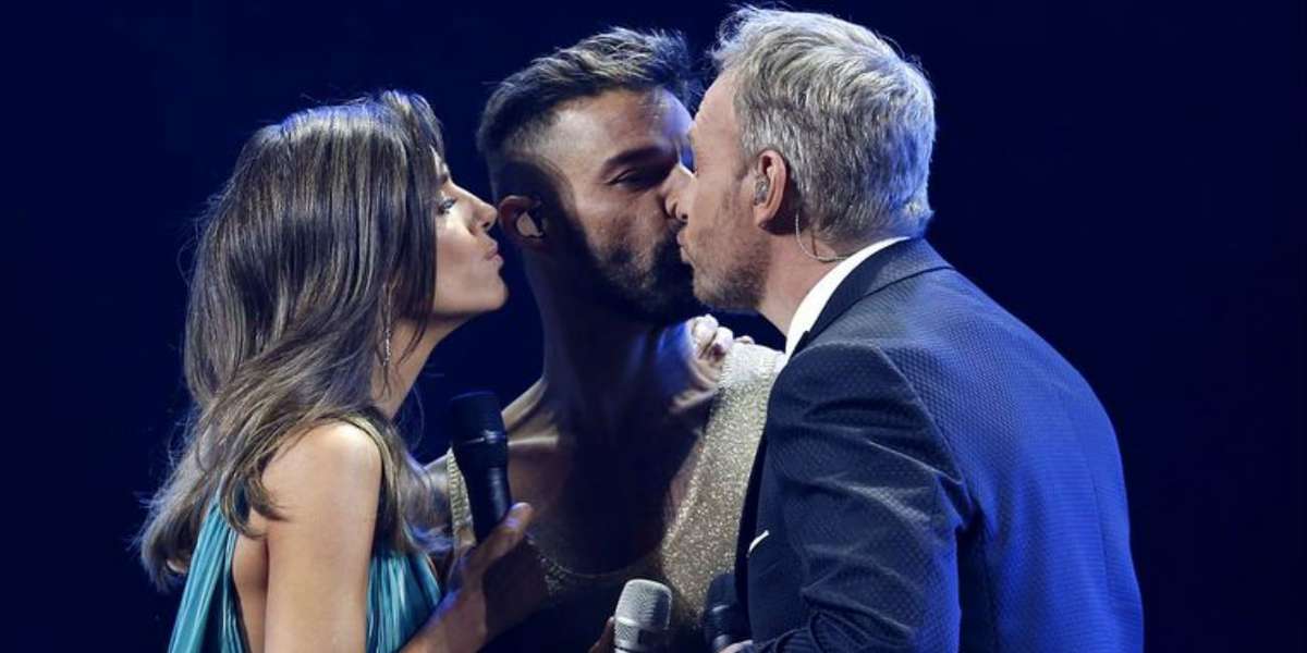 El puertorriqueño Ricky Martin es un artista muy deseado por todas y todos también y, podrías llevarte un beso de él por esta suma. Mira cuánto valen. 