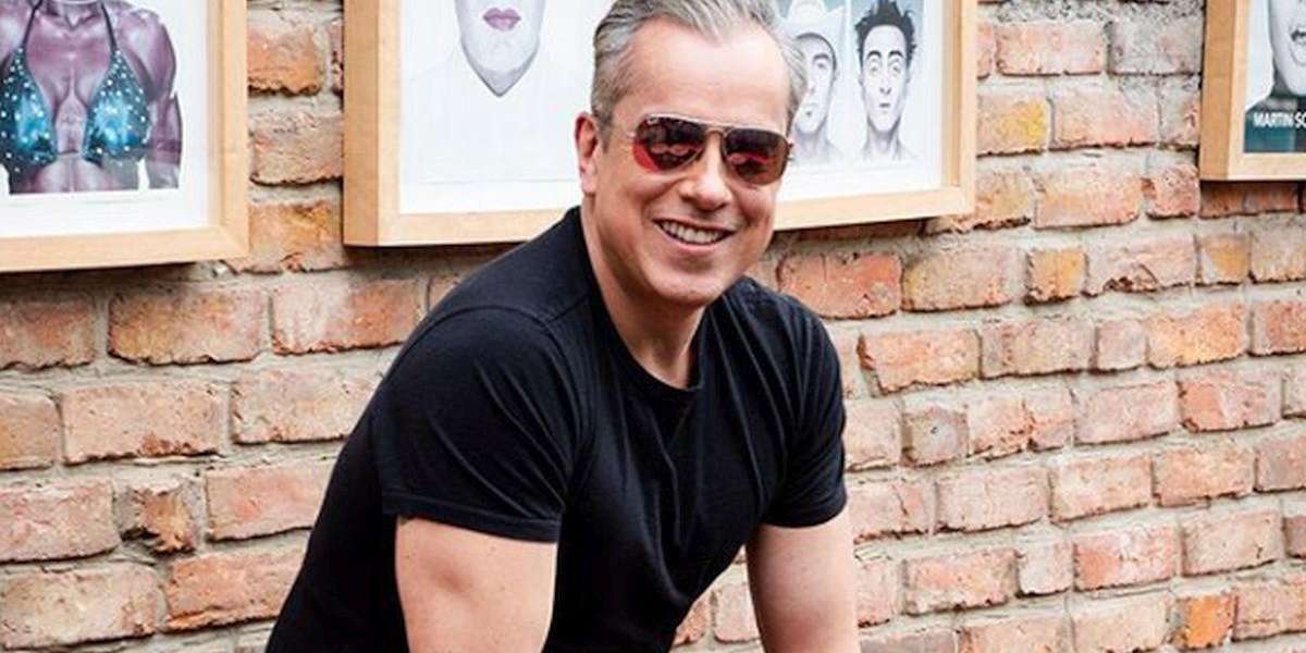 El reconocido actor colombiano preparó una sorpresa con el elenco de actrices para su programa Nigth, Nigth. 