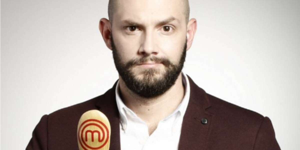 Este fue el insinuante comentario que hizo el jurado del reality del 'MasterChef Celebrity' al compartir unas fotografías al lado de su esposa. 