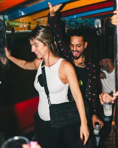 Susana Gómez y Maluma en la Chiva Rumbera. Imagen tomada de Infobae