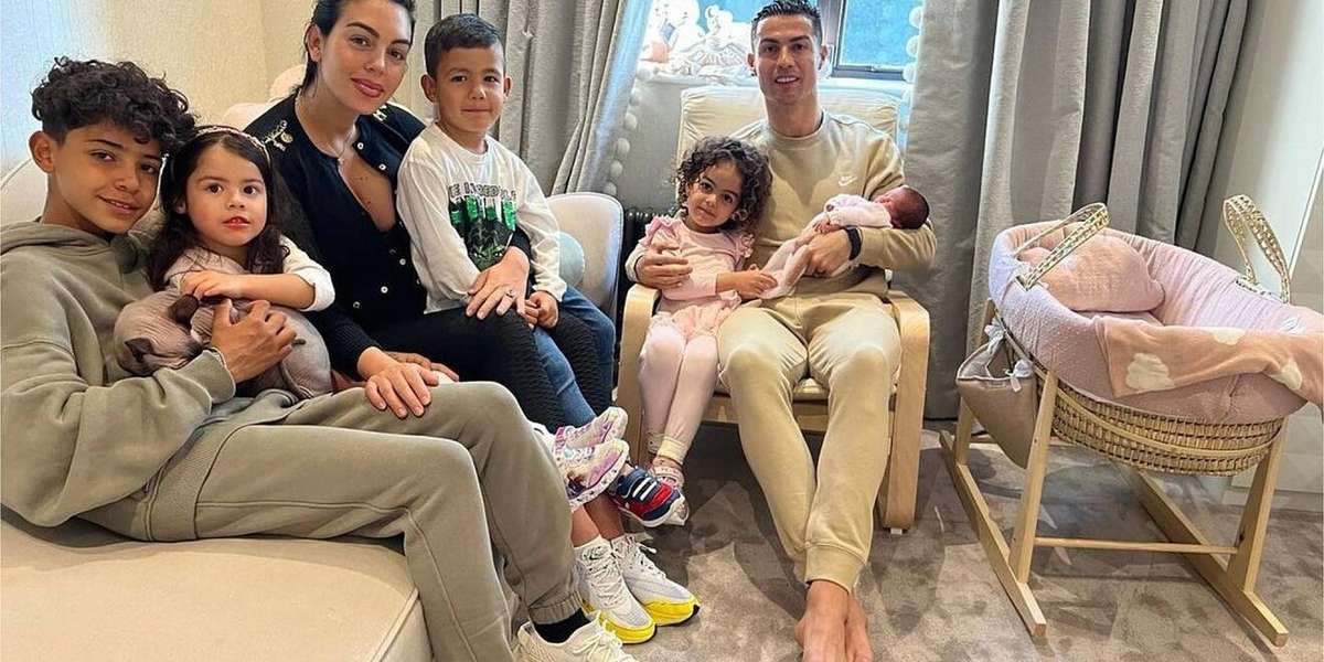 Georgina Rodríguez regresa a casa con su pequeña hija, sus hermanos la recibieron felices.