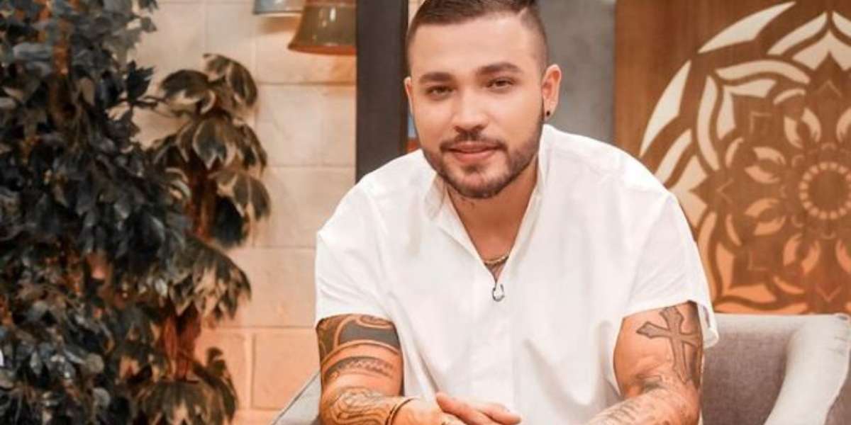 Gracias a las buenas ganancias que obtiene el cantante de música regional, aporovecha para darle una mano a sus pequeños.