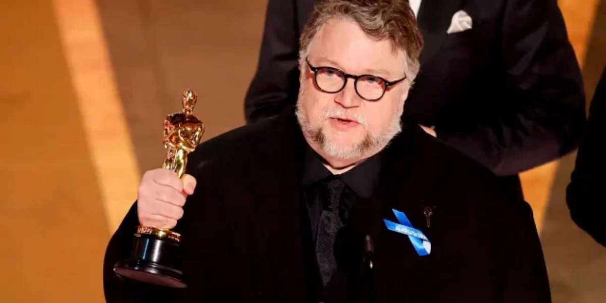 Guillermo Del Toro dice 'presente' nuevamente en los Premios Oscars levantando la tercera estatuilla de su carrera