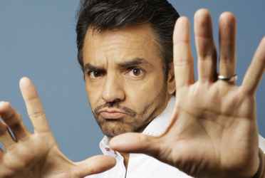 Increible. Eugenio Derbez reacciona ante el pedido de llevar a Mauricio Ochmann de viaje en la segunda temporada de la serie de su familia