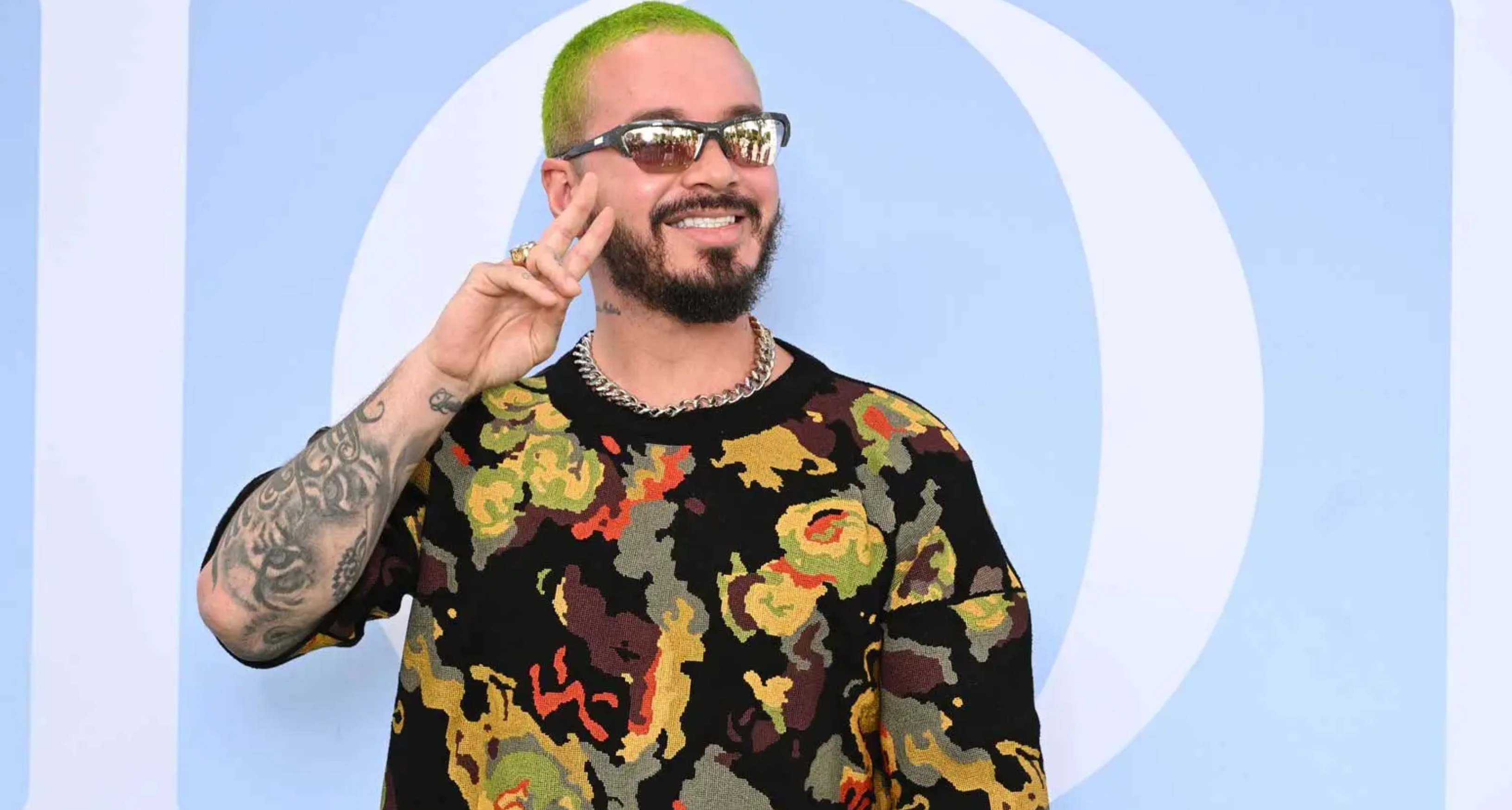J Balvin sonriendo. Imagen tomada de Billboard