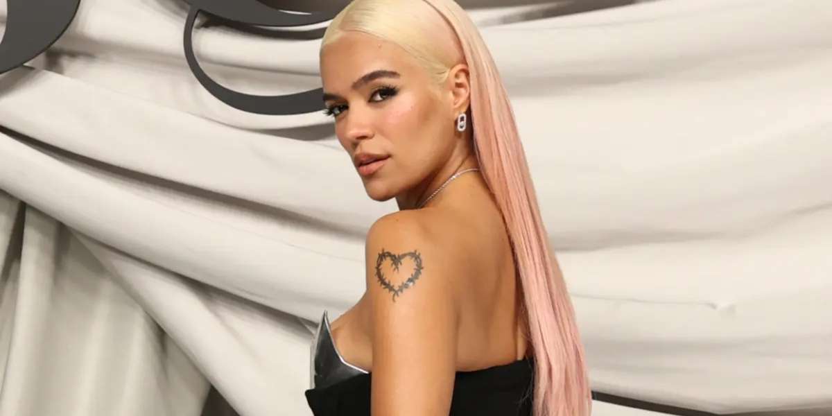 Karol G en la semana de la moda en París. Imagen tomada de La Opinión