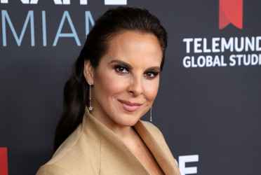 Kate del Castillo regresó a México y tuvo un fuerte cruce con los reporteros.