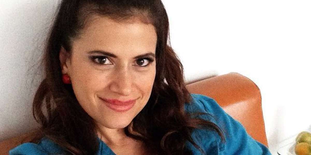 La actriz Liliana Escobar Noriega fue quien interpretó a la docente en la novela. Hoy en día es activa en las redes sociales y el cambio es notorio.