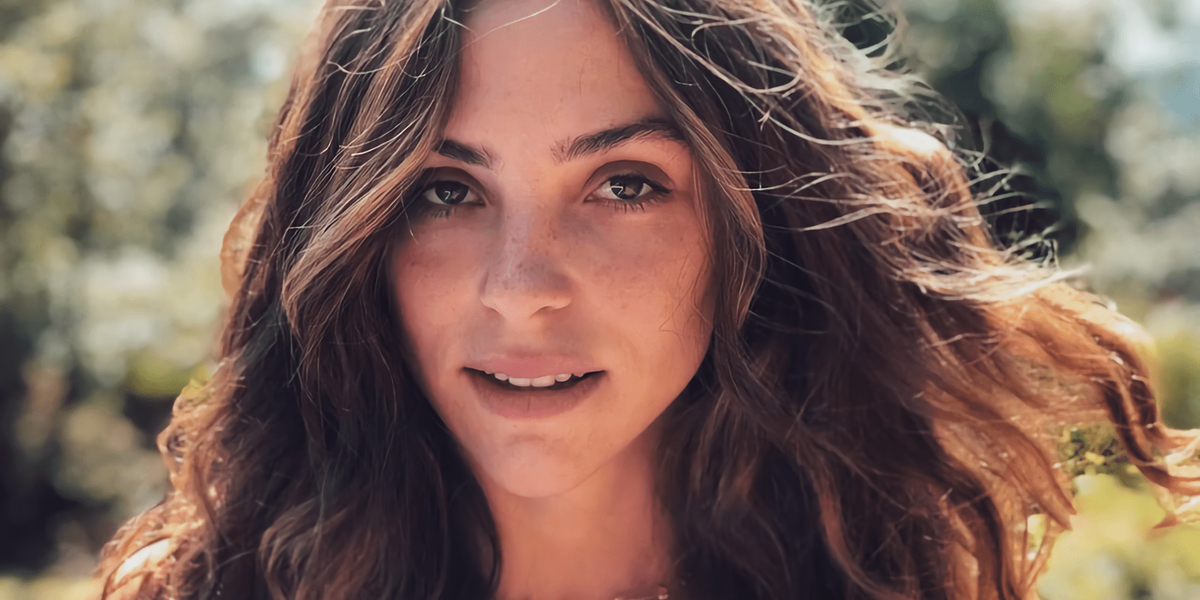 La actuación, el modelaje, la fotografía y muchos más tiene para ofrecer Paulina Dávila.