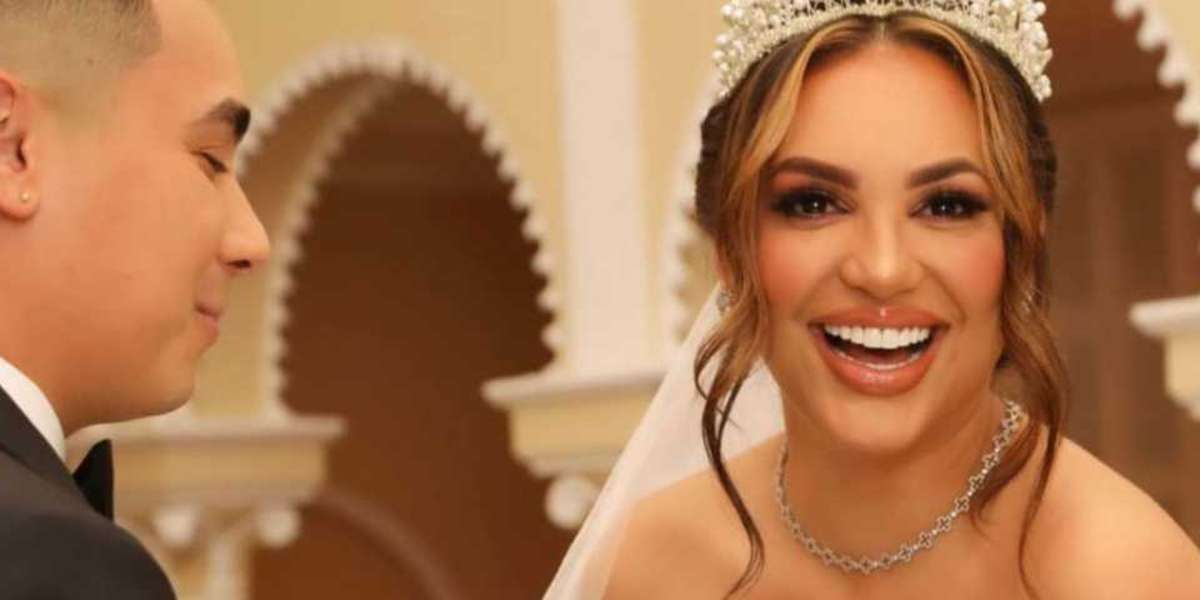 La bailarina entregó obsequios hasta a los mesoneros que les atendieron.