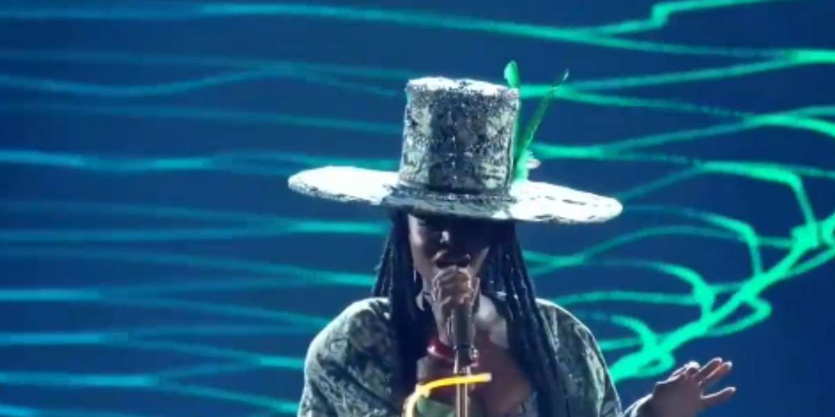 La cantante presentó su sencillo musical como solista.
 