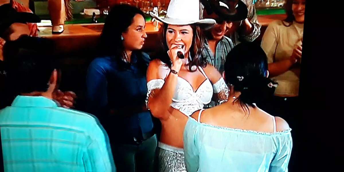 La diva Zharick León sigue activa en el medio artístico pese a sus 46 años. Luce tan atractiva como en sus inicios y así lo demuestran sus fotos.