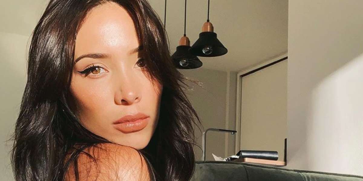 La escultural influencer soltó lo que siente al ver a su pareja besando a otra.
