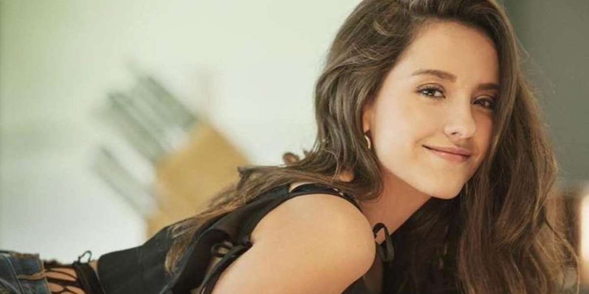 La esposa de Camilo Echeverry es una de las artistas más bajas de la industria, pero conquista a todos con su dulzura y su voz.  