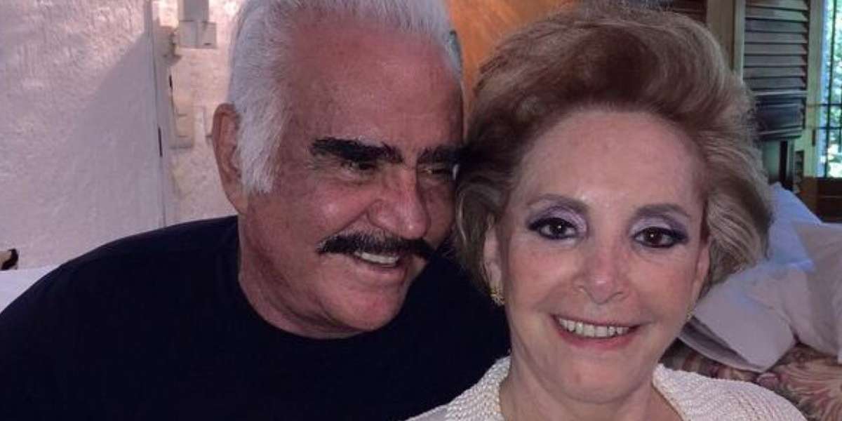 La esposa del cantante mexicano sigue hospitalizada. Médicos y familiares están preocupados por su salud.