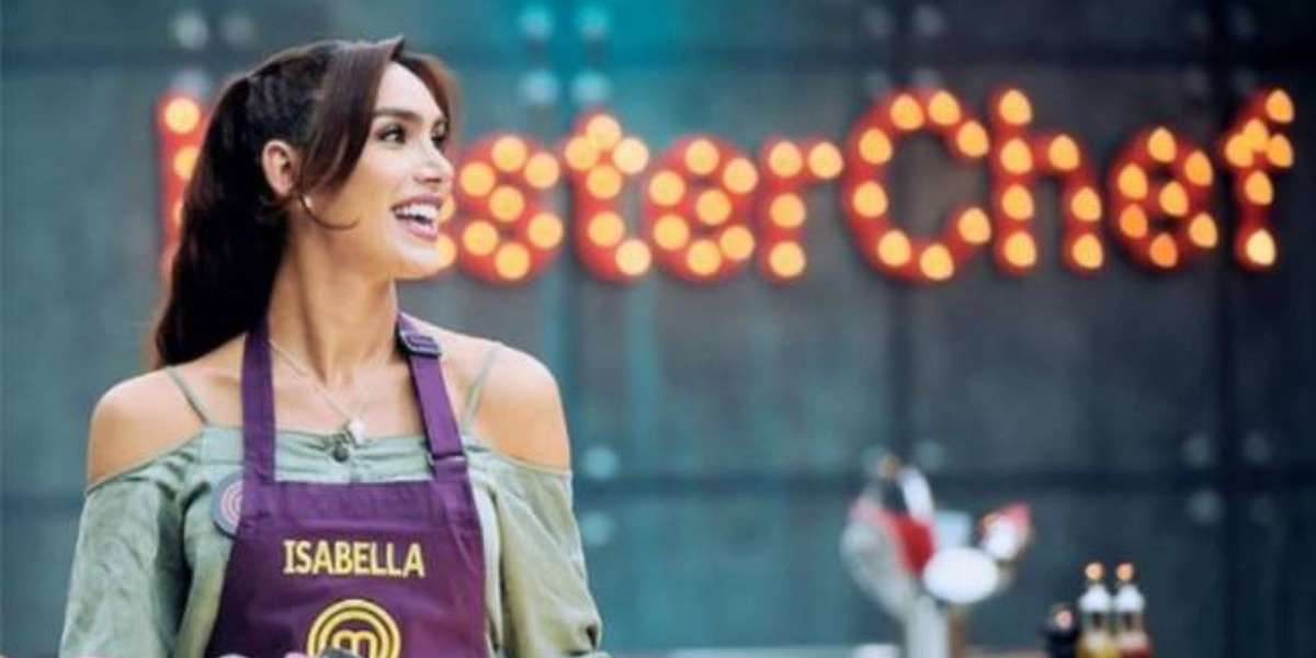 La estaría aprovechando toda la atención que tiene por sus polémicas para ascender en el programa de cocina 