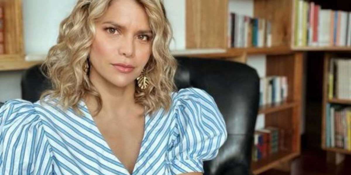 La hermosa cantante de cumbia, posee una lujosa casa de dos pisos.