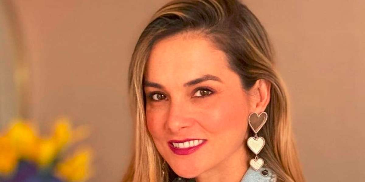 La hermosa conductora el matutino de Caracol tiene una vista de la ciudad de envidia
.
