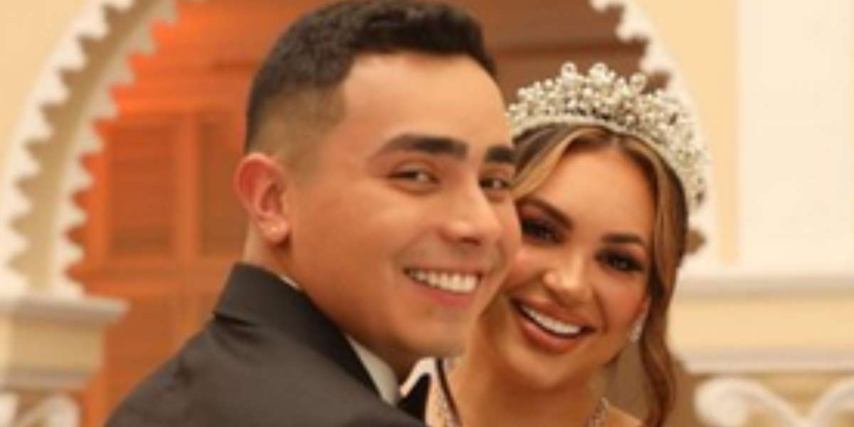 La influencer lució tres cambios: uno durante su boda en la iglesia y dos en su fiesta.