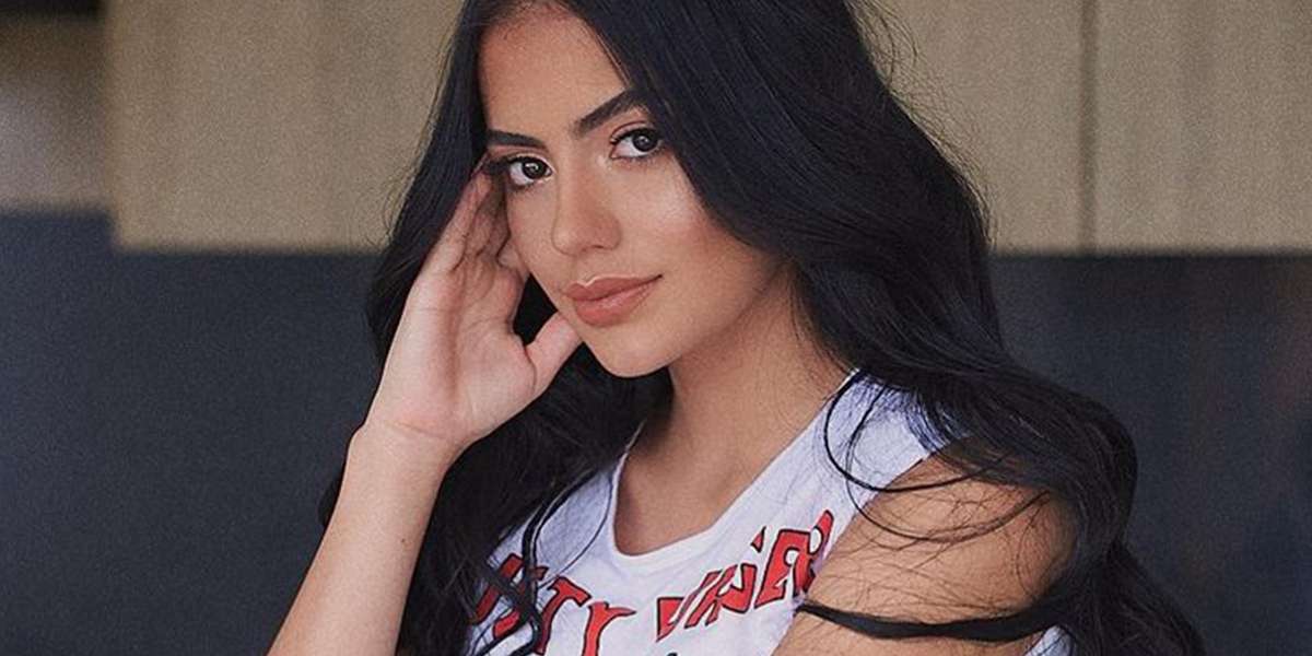 La modelo de 22 años le pidió a sus fanáticos que se preparen para lo que van a ver en sju nueva página web.
