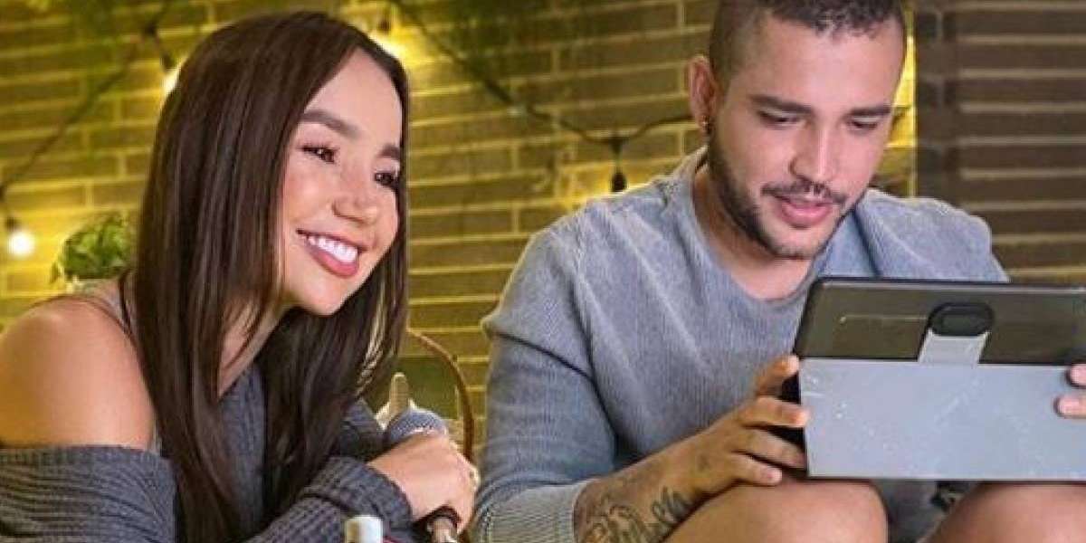 La pareja mediática encendió las redes sociales tras oficializar su compromiso con un tremendo anillo y una dedicatoria de amor.