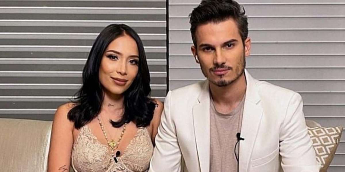 La pareja vive con su hijo en una lujosa casa con todas las comodidades.