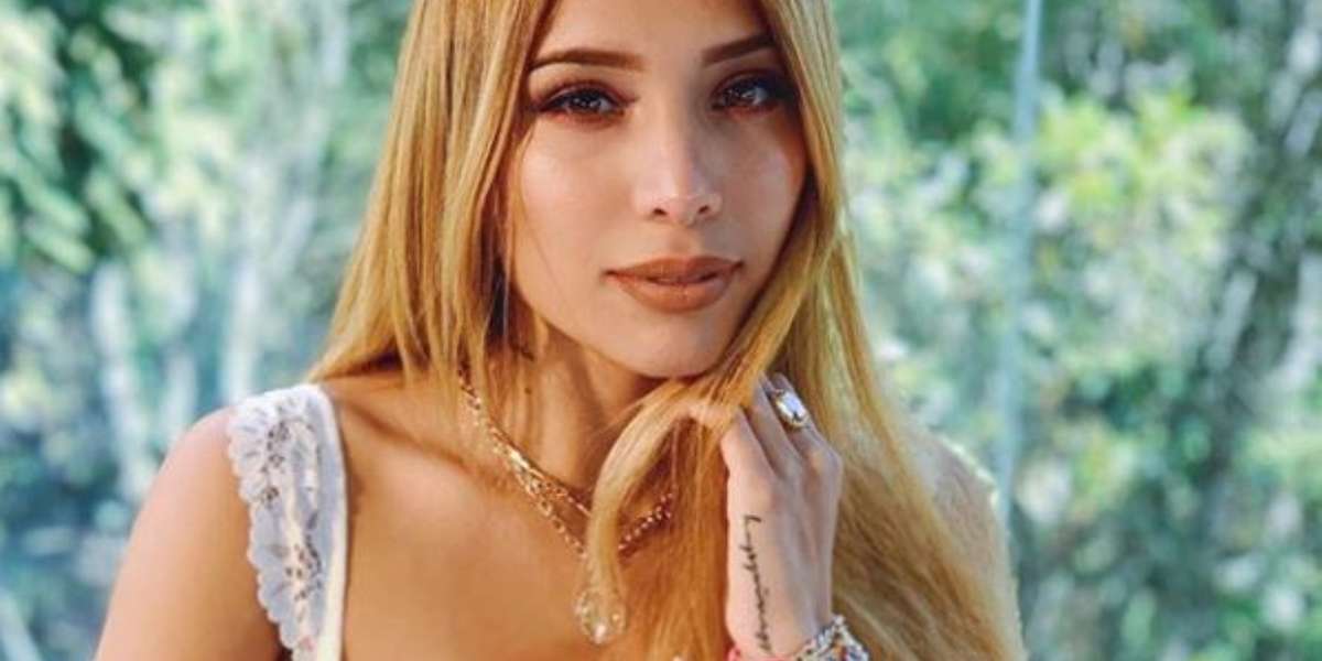 La presentadora Laura Barjum le dio la bienvenida a la influencer en la ceremonia, pero los televidentes se fueron en puras críticas hacia ella.