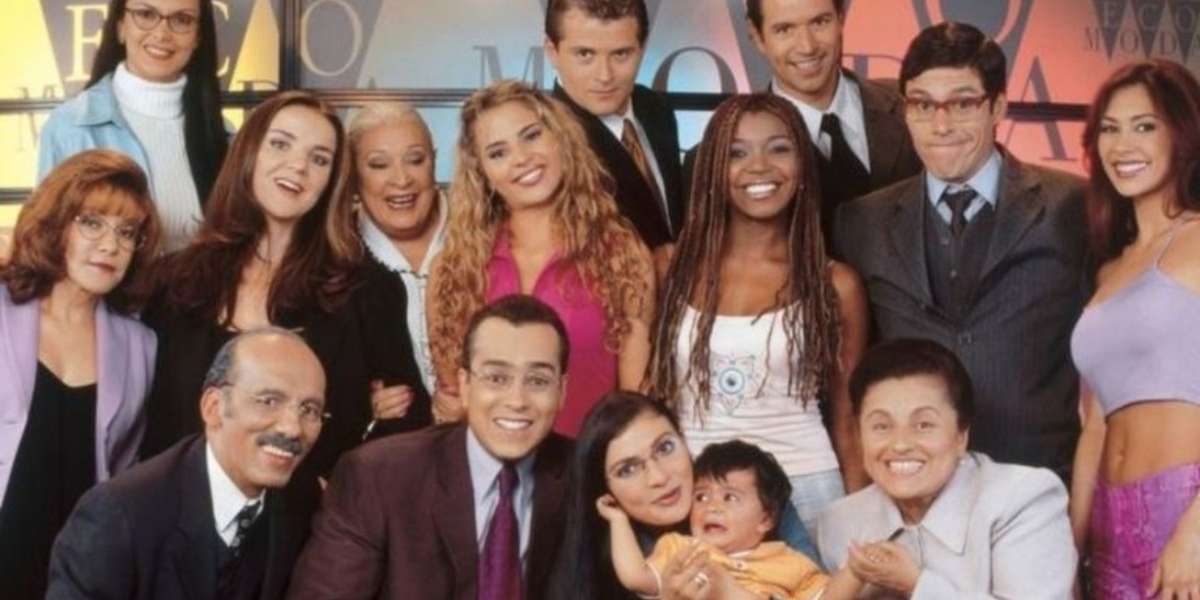 La reconocida artista, habría sido captada por los fotógrafos bien juntitos y pasándola bien.