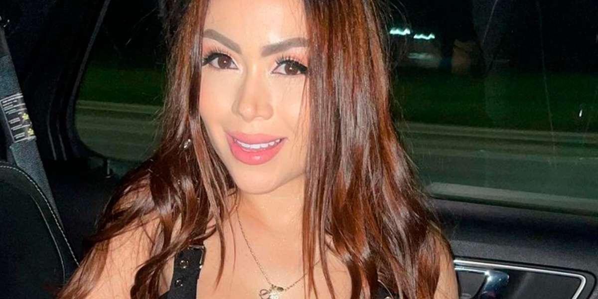 La vendedora de keratinas apareció en la ceremonia y fiesta con su novia, Karol Samantha.