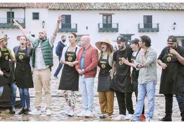 Los jurados compiten entre sí en un reto de campo que nos muestra su destreza y cómo trabajan bajo presión.