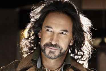 Marco Antonio Solís tuvo que atravesar muchos obstáculos para convertirse en la estrella que actualmente es, su fama y reconocimiento no empezó en México.