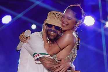 Mike Bahía abrazando a Greeicy Rendón. Imagen tomada de El País