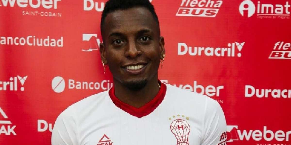 Sebastián se desempeña como delantero, inicio su vida en el fútbol desde pequeño. 