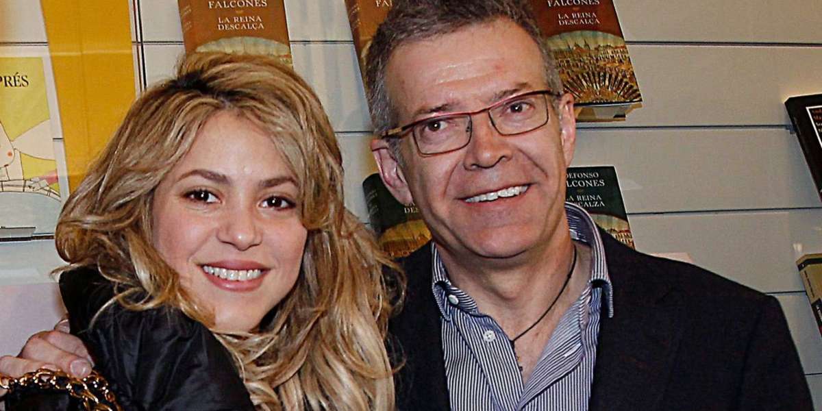 Shakira posando sonriente junto a Joan Piqué. Imagen tomada de El País