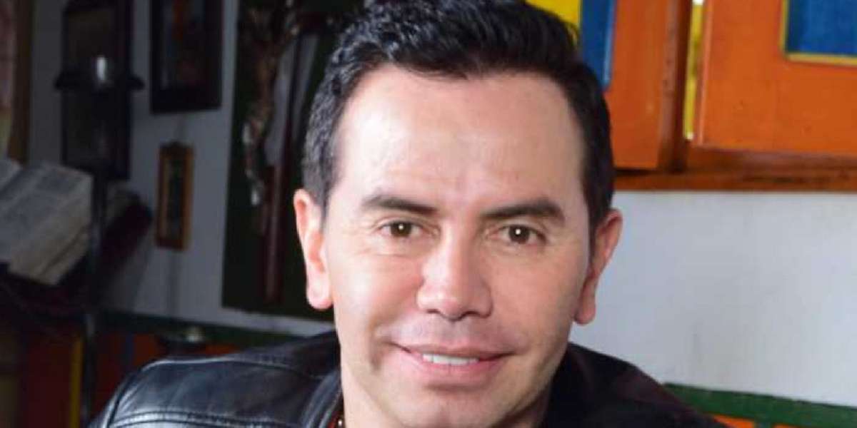 Uno de los cantantes de música popular que no pierde vigencia, se mantiene vigente en sus redes sociales. 