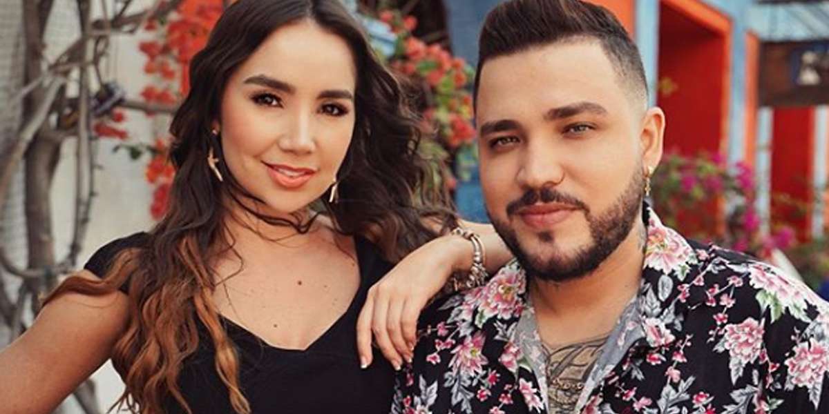 Usuarios en las redes sociales sostienen varias teorías del supuesto compromiso de los cantantes.